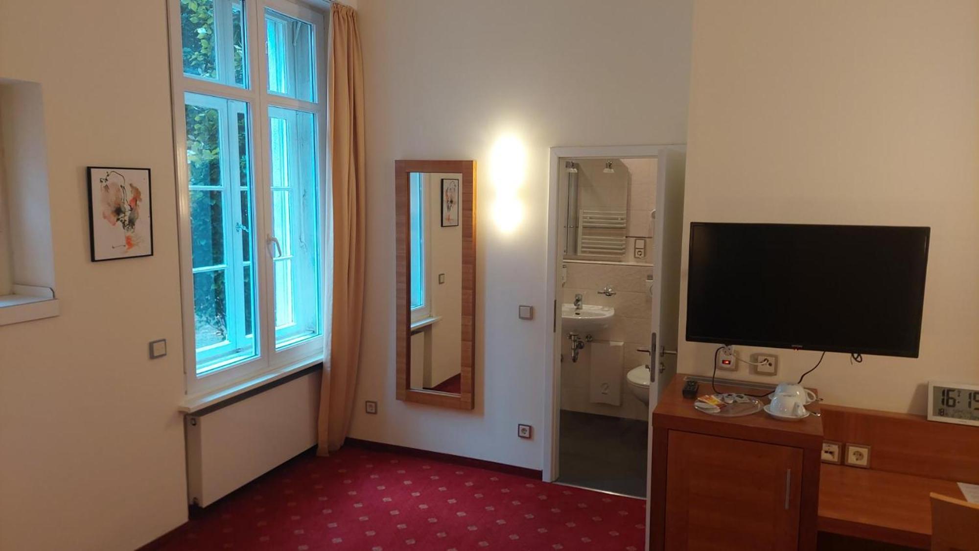 Villa, 26, Dz Apartment Leverkusen
