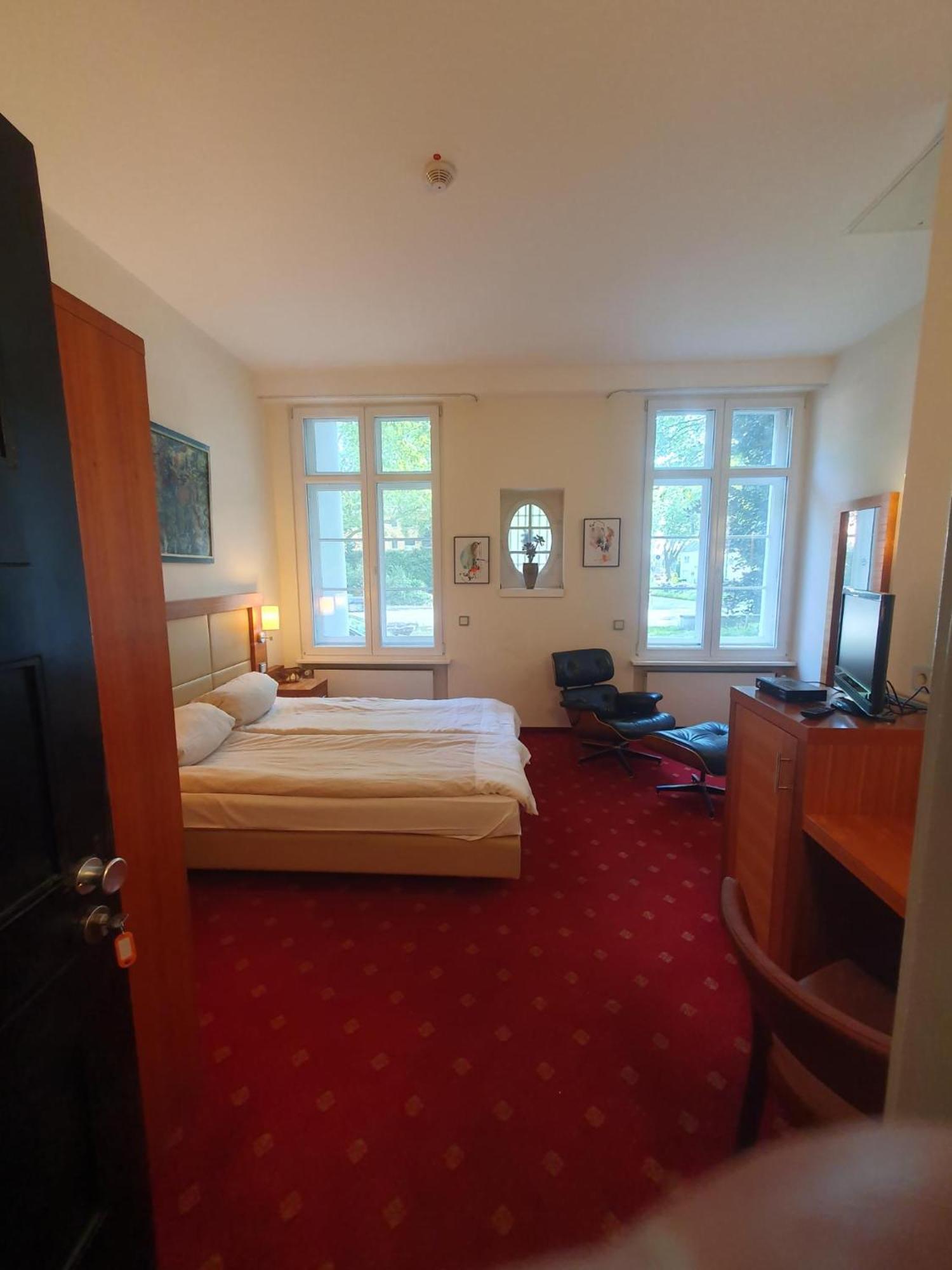 Villa, 26, Dz Apartment Leverkusen